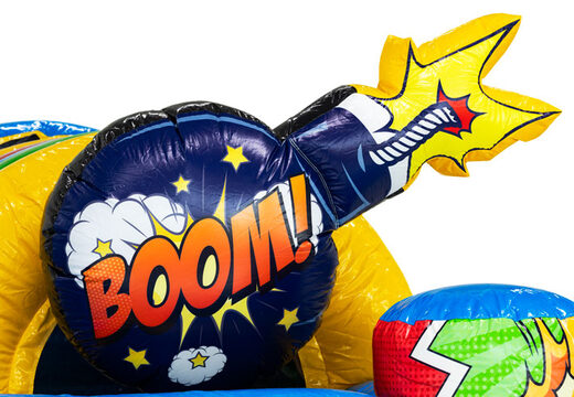 Figura 3D de bomba en castillo inflable multiplay tema cómic