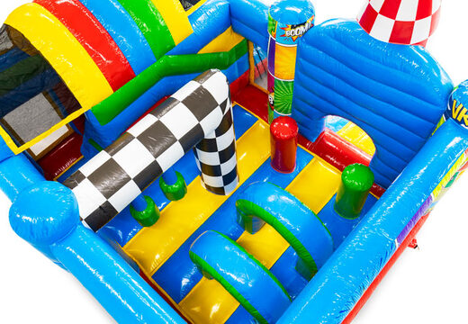 Interior del castillo hinchable multiplay con tema de cómic que presenta arcos y pilares