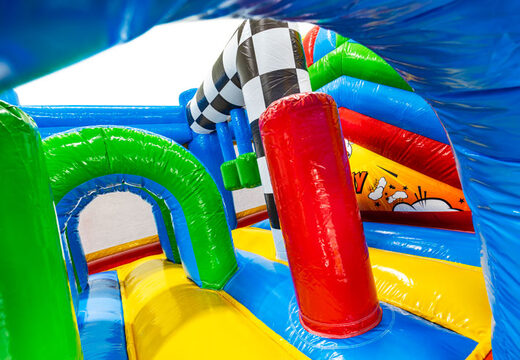 Arcos verdes y azules y pilares rojos en castillo inflable multiplay tema cómic