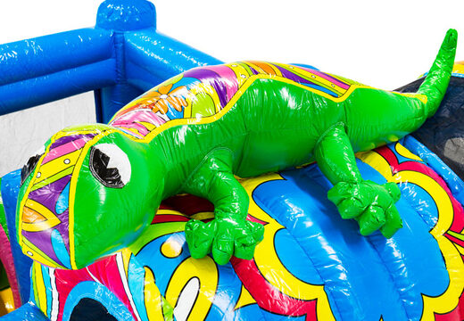 Salamandra verde en el castillo inflable Multiplay con tema de Ibiza