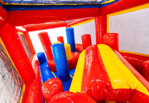 Agujero para gatear y pilares en el módulo para expansión de pista de obstáculos con tema de montaña rusa