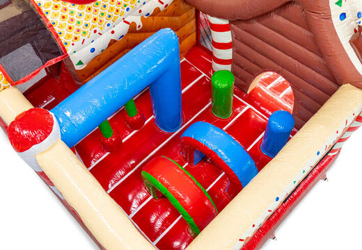 Interior del castillo hinchable Multiplay con arcos, columnas y sacos de golpear