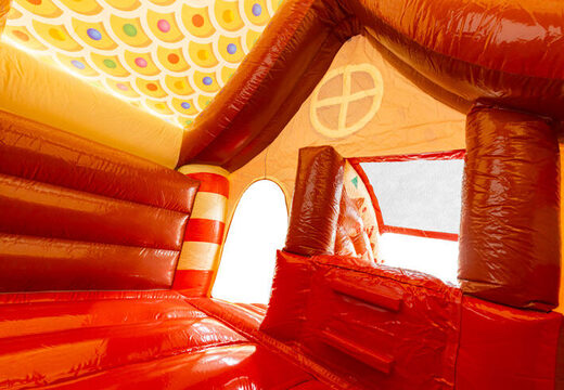 Interior del inflable en el tema de Gingerbread, caramelos marrones, rojos y blancos