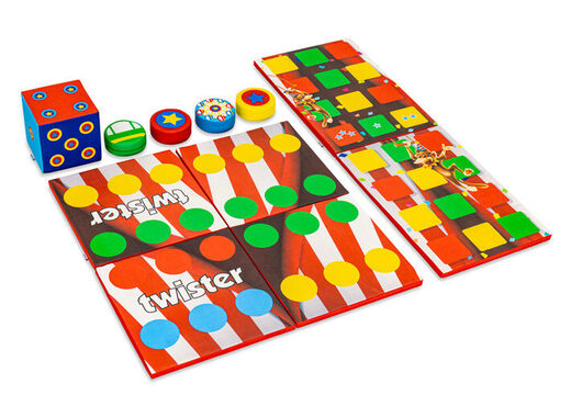 Juego colorido en la parte frontal de Softplay con temática de montaña rusa