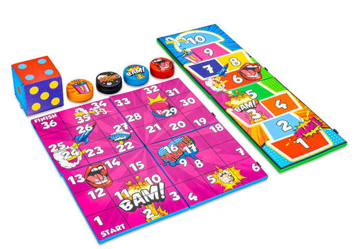 Juego colorido en la parte delantera de Softplay con temática de cómic