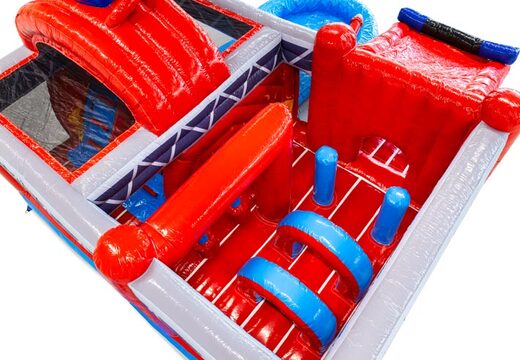 Interior del castillo hinchable con arcos, pilares y sacos de boxeo en venta en JB