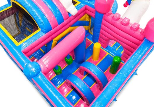 Interior del castillo hinchable con arcos, pilares y sacos de boxeo en venta en JB