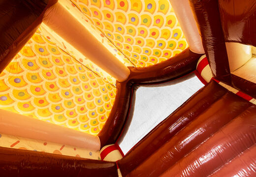 Techo del castillo hinchable cubierto decorado como casa de jengibre en el tema de jengibre