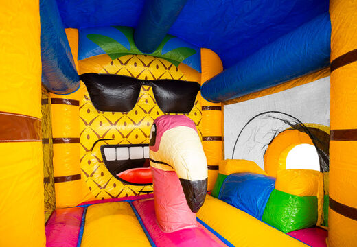 Interior del castillo hinchable con flamenco y piña en venta