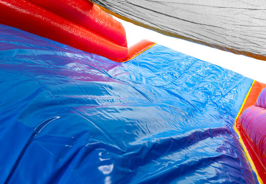 Pista de obstáculos inflable con gráficos de cómic atrevidos