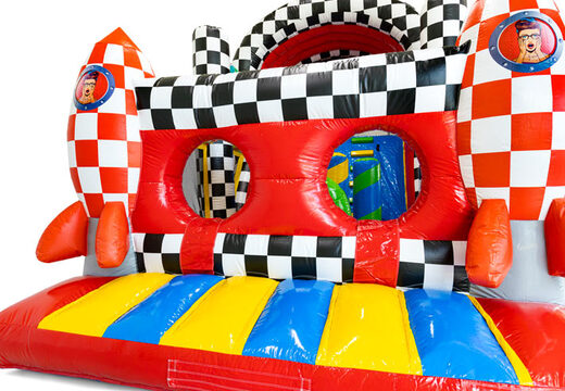 Pista de obstáculos con temática de cómic para una experiencia inolvidable