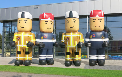 Compre muñecos inflables de bombero para ampliar el producto. Ordene la ampliación del articulos publicitarios ahora en línea en JB Hinchables España