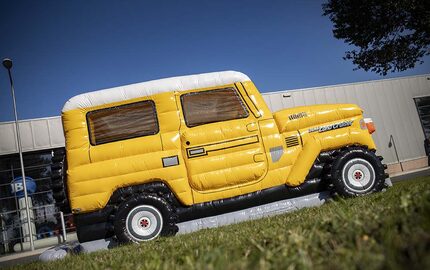 Castillo hinchable Toyota Land Cruiser Autobedrijf van der Linde personalizado hecho con su propia identidad corporativa en JB Hinchables España. Compre castillos hinchables promocionales en línea de todas las formas y tamaños