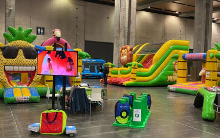 JB inflatables staat op de INDUFERIAS + HINCHALIA beurs in Valencia met springkussens en meer