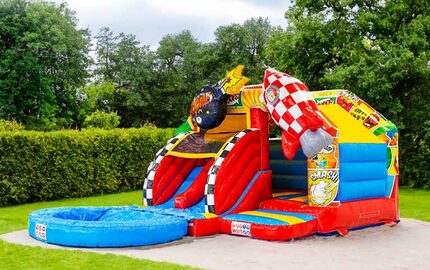 Banner para la entrada del blog sobre castillos hinchables con doble tobogán